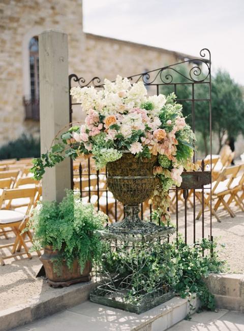 Tại cổng vào, bạn có thể thay cổng hoa cao lớn bằng bình hoa đẹp ấn tượng, vừa thấp khiến khách mời chú ý vừa tiết kiệm chi phí.